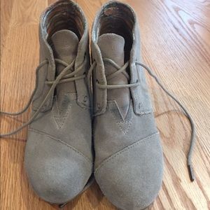 Tom’s wedge bootie